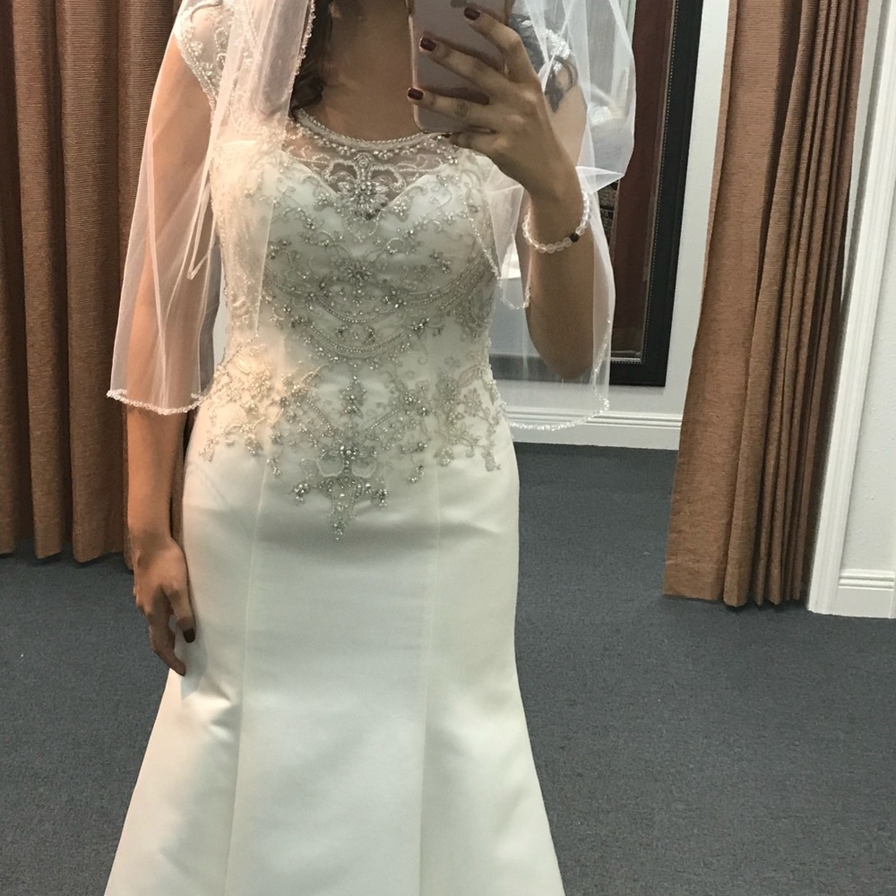 Beautiful Ivory Trumpet Wedding Dress Size 10